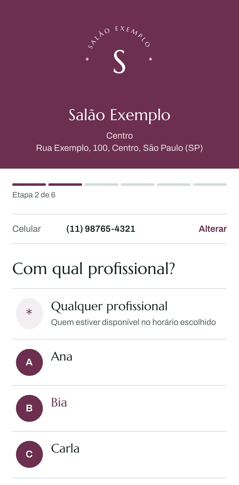 Página de agendamento do BelaHub no celular, com a escolha de quem atende antes da data e do serviço